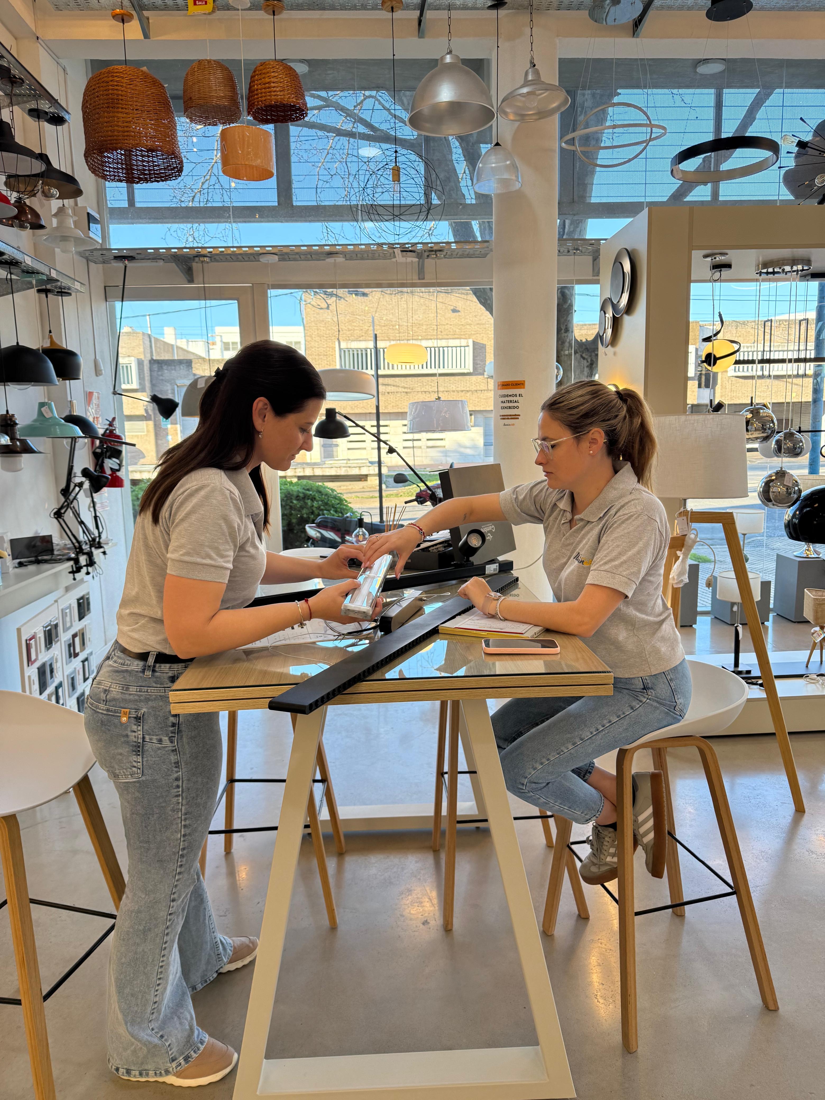 Equipo de Iluminarte trabajando